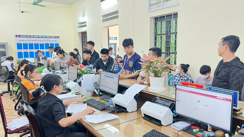 Người dân đến giải quyết thủ tục hành chính tại Phú Nghĩa