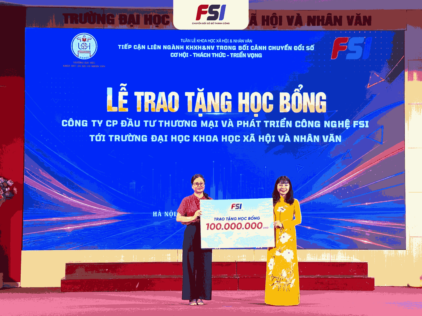 Đại diện Ban Điều hành FSI đã trao tặng học bổng trị giá 100 triệu đồng tới đại diện trường ĐH KHXH&NV