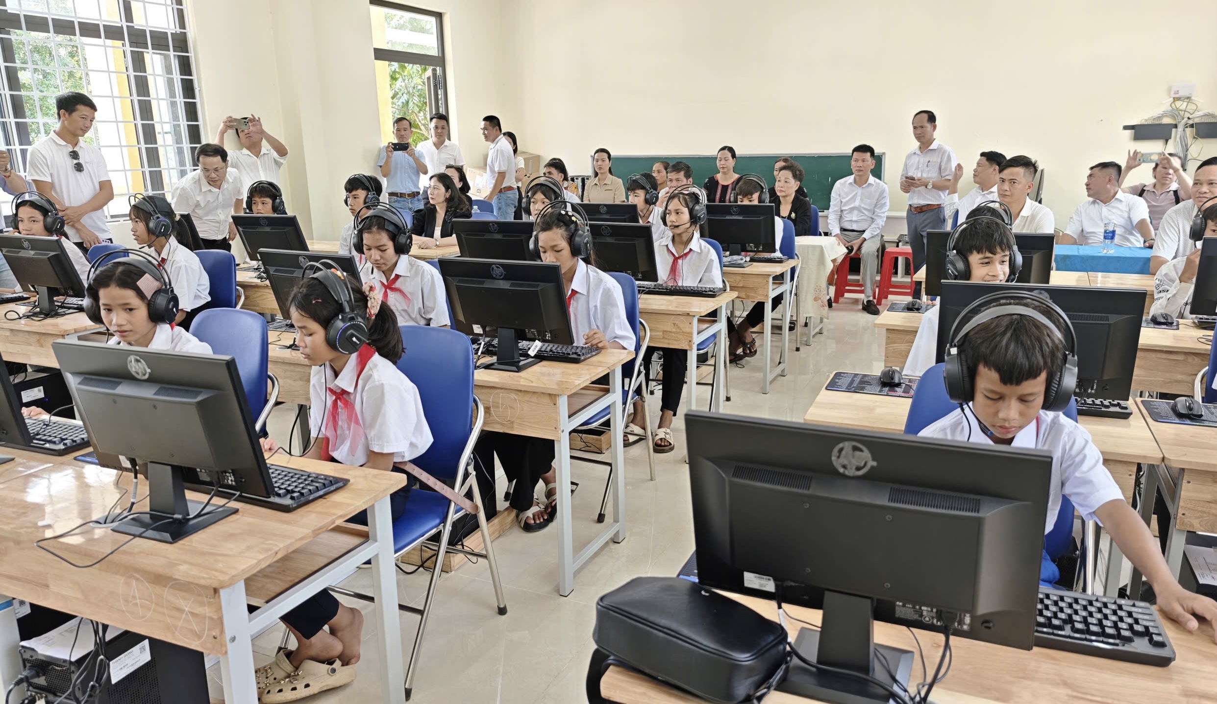 Phòng thiết bị công nghệ gồm 20 bộ máy tính cùng các thiết bị hỗ trợ dạy và học. 