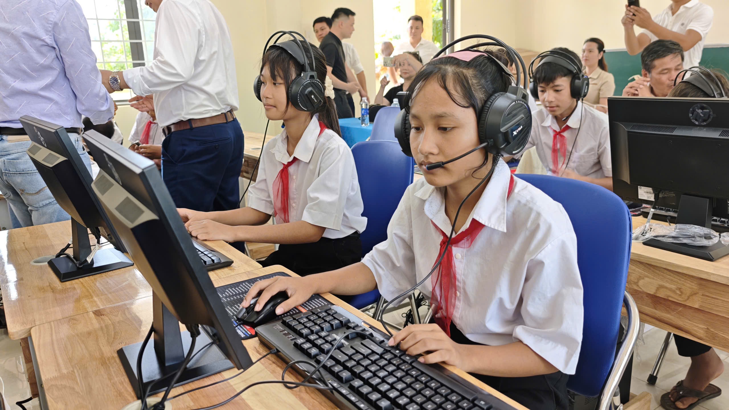 Học sinh PaNang trải nghiệm phòng máy mới sau chương trình trao tặng. 