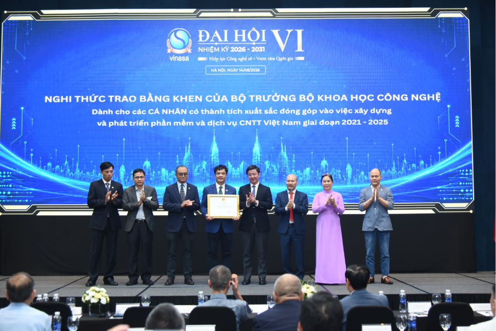 Nghi thức trao bằng khen của Bộ trưởng Bộ KHCN cho các cá nhân có thành tích xuất sắc